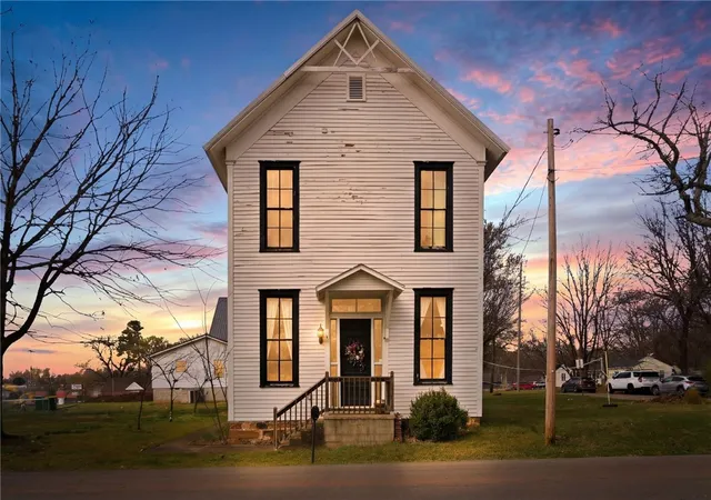1st image of 9 Locust Ave, Farmington, AR 72730 | MLS# 1338880