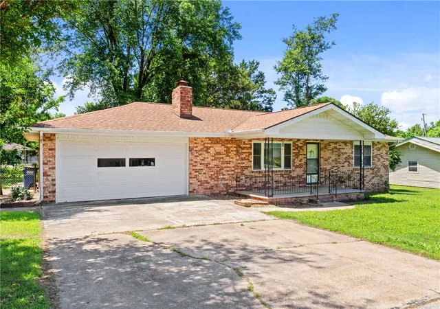 1st image of 818 Locust St, Mountain Home, AR 72653 | MLS# 1338884