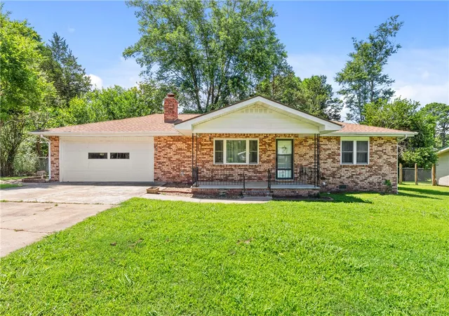 2nd image of 818 Locust St, Mountain Home, AR 72653 | MLS# 1338884