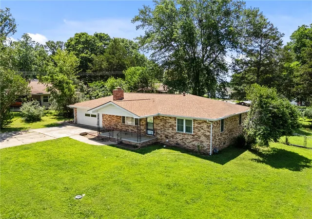 3rd image of 818 Locust St, Mountain Home, AR 72653 | MLS# 1338884