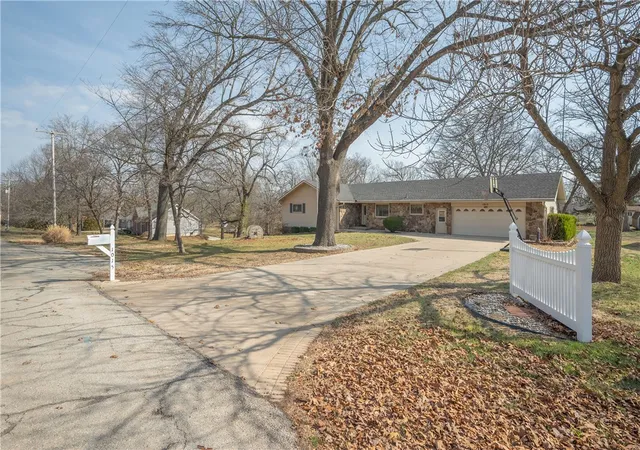 Homes for sale in Neosho, MO | 1015 Peterson Rd, Neosho, MO 64850 | MLS# 1339327