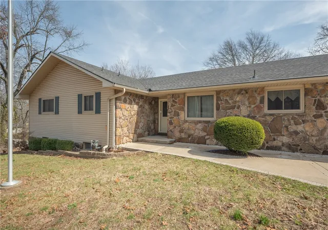 Homes for sale in Neosho, MO | 1015 Peterson Rd, Neosho, MO 64850 | MLS# 1339327
