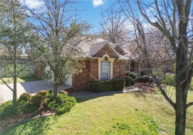 Photo 3 of Sale Pending at 2876 S Clb Oak Dr, Fayetteville, AR 72701 | MLS# 1339785 | Listing updated on 2026-07-14