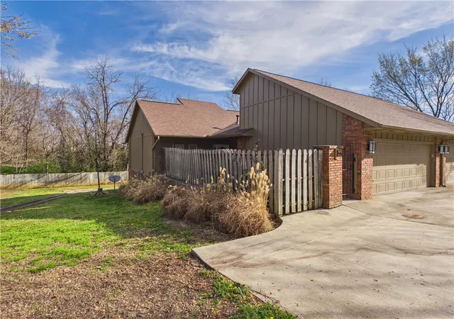2nd image of 78 E Sycamore St, Fayetteville, AR 72703 | MLS# 1340142