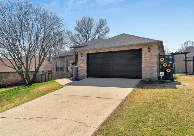 2nd image of 2819 N Raintree Dr, Fayetteville, AR 72703 | MLS# 1340565