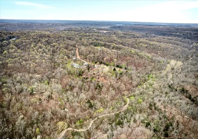 Photo 4 of Sale Pending at 256 Windsor Ln, Pineville, MO 64856 | MLS# 1341581 | Listing updated on 2026-08-26