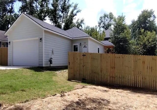 1st image of 124 N Gunter St, Siloam Springs, AR 72761 | MLS# 1339475