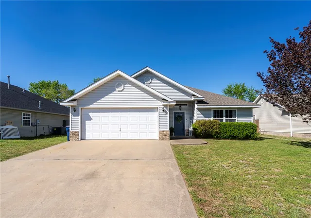 Homes for sale in Siloam Springs, AR | 1003 Sunrise Cir, Siloam Springs, AR 72761 | MLS# 1341996