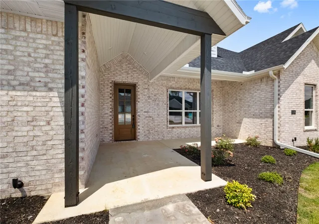 Photo 4 of Sale Pending at 1320 Greyback Ln, Centerton, AR 72719 | MLS# 1341954 | Listing updated on 2026-08-31