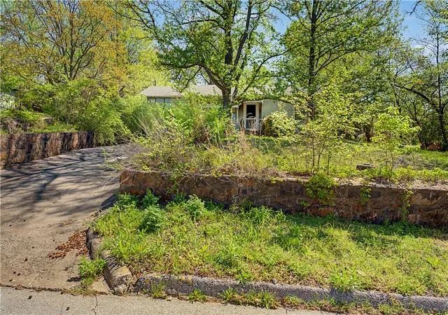 4th image of 220 S Locust Ave, Fayetteville, AR 72701 | MLS# 1342863