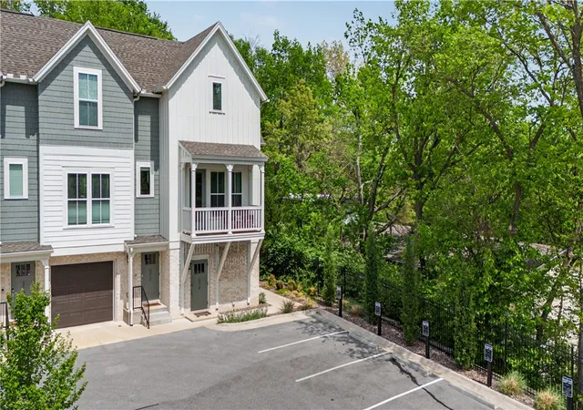 1st image of 374 S Hill Ave, Fayetteville, AR 72701 | MLS# 1342537