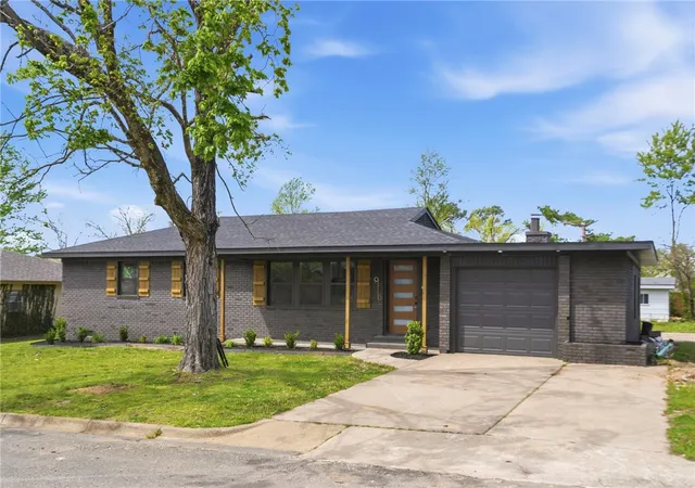 Homes for sale in Rogers, AR | 916 S 13th Pl, Rogers, AR 72758 | MLS# 1342252