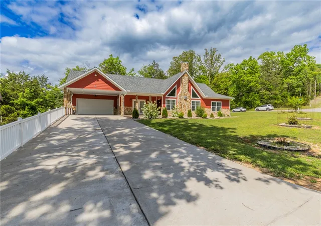 Homes for sale in Holiday Island, AR | 3 Leatherwood Dr, Holiday Island, AR 72631 | MLS# 1343829
