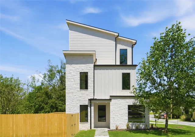 Photo 1 of Single family home for sale at 207 Ne H St, Bentonville, AR 72712 | MLS# 1343648 | Listing updated on 2026-10-07