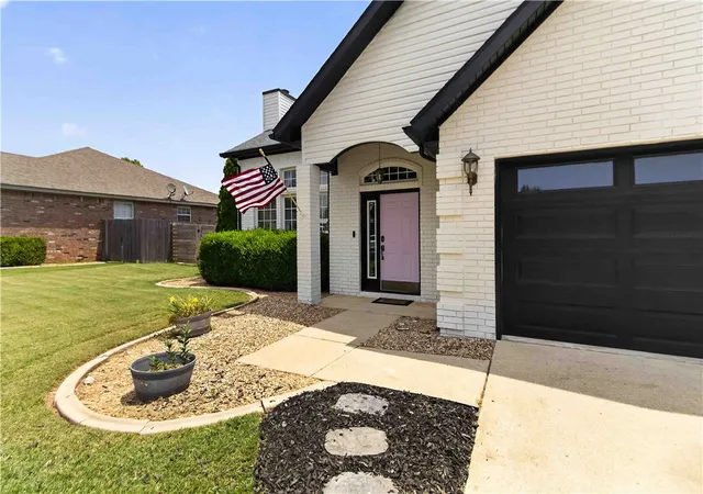 Homes for sale in Bentonville, AR | 203 Nw Freestone, Bentonville, AR 72712 | MLS# 1344119