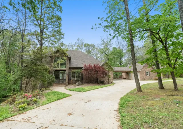 Photo 3 of Single family home for sale at 2805 Inwood Dr, Harrison, AR 72601 | MLS# 1343948 | Listing updated on 2026-07-25