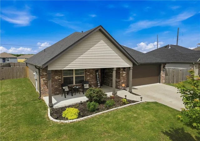 Homes for sale in Siloam Springs, AR | 1807 E Endura Park Dr, Siloam Springs, AR 72761 | MLS# 1344361