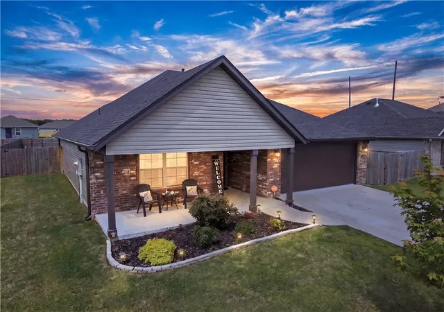 Homes for sale in Siloam Springs, AR | 1807 E Endura Park Dr, Siloam Springs, AR 72761 | MLS# 1344361