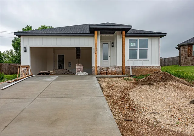 1st image of 821 Pinnacle St, Prairie Grove, AR 72753 | MLS# 1344547