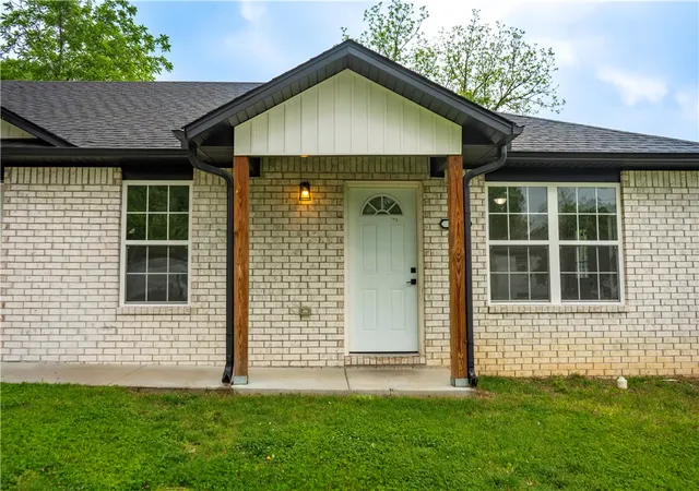 2nd image of 517 N Oak Hill St, Siloam Springs, AR 72761 | MLS# 1344494