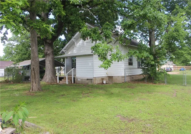 17th image of 1113 N College St, Clarksville, AR 72830 | MLS# 1344673