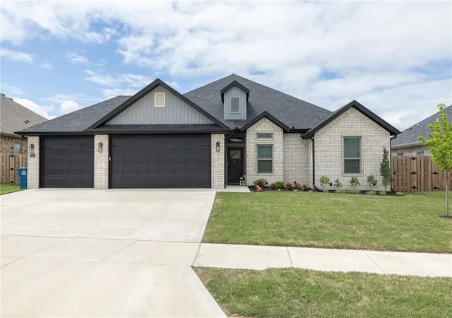Homes for sale in Pea Ridge, AR | 1913 Salmon St, Pea Ridge, AR 72751 | MLS# 1344566