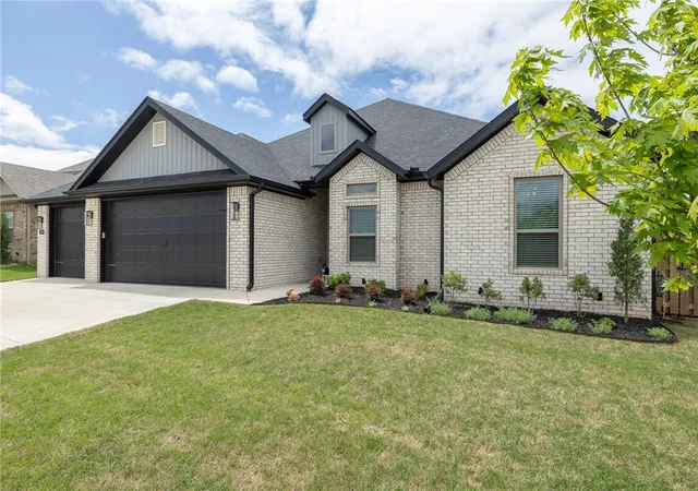 Homes for sale in Pea Ridge, AR | 1913 Salmon St, Pea Ridge, AR 72751 | MLS# 1344566