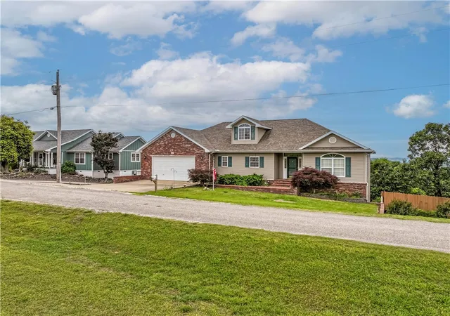 Homes for sale in Holiday Island, AR | 17 La Costa Dr, Holiday Island, AR 72631 | MLS# 1344897