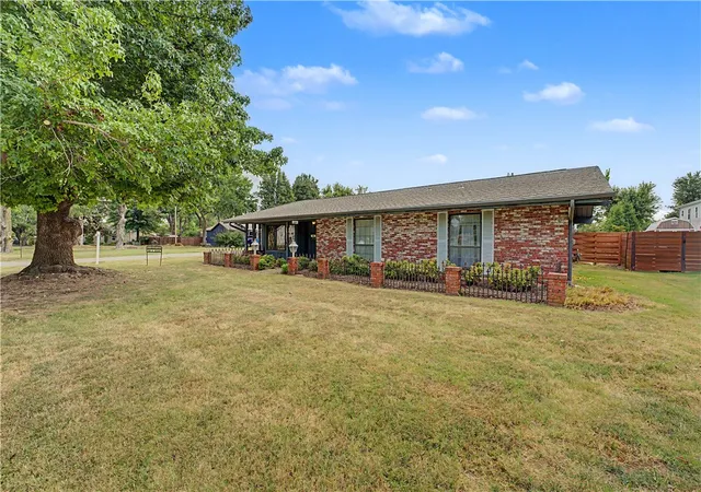 1st image of 608 B St, Bentonville, AR 72712 | MLS# 1345702