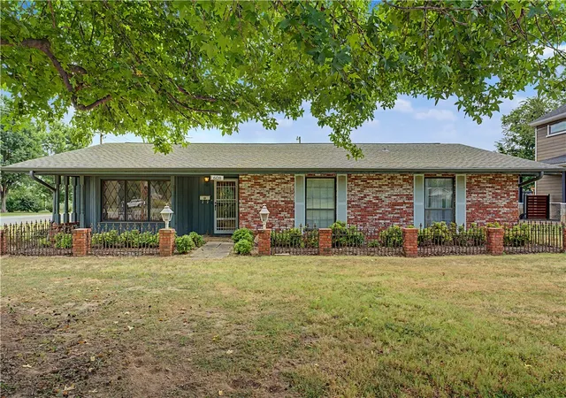 2nd image of 608 B St, Bentonville, AR 72712 | MLS# 1345702