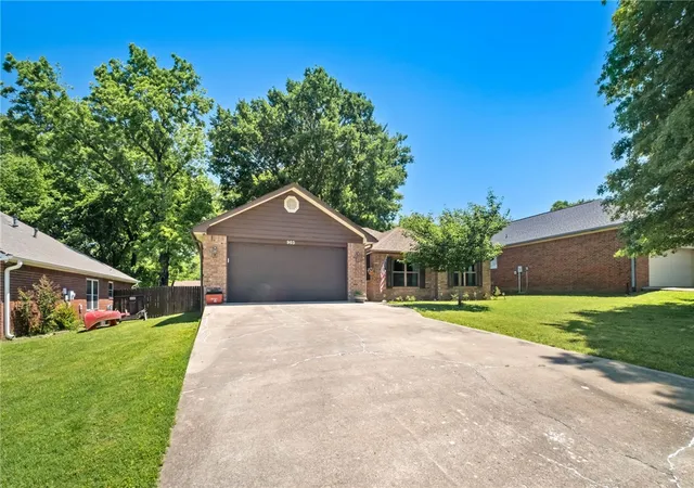 Homes for sale in Siloam Springs, AR | 903 Willow Ct, Siloam Springs, AR 72761 | MLS# 1345476