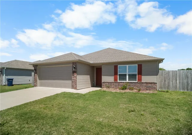 Photo 1 of Sale Pending at 829 S Katlyn Dr, Siloam Springs, AR 72761 | MLS# 1346859 | Listing updated on 2026-05-12