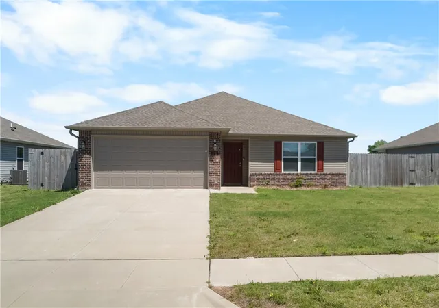 Photo 2 of Sale Pending at 829 S Katlyn Dr, Siloam Springs, AR 72761 | MLS# 1346859 | Listing updated on 2026-05-12
