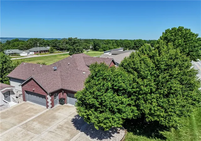 Homes for sale in Holiday Island, AR | 37 Holiday Island Dr, Holiday Island, AR 72631 | MLS# 1346981