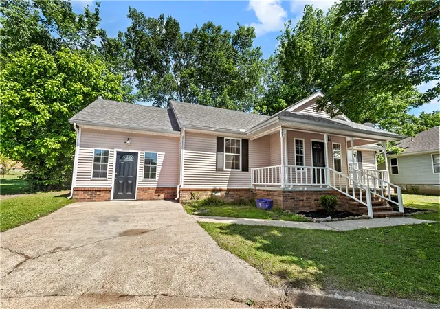 2nd image of 403 Swofford St, Berryville, AR 72616 | MLS# 1345083