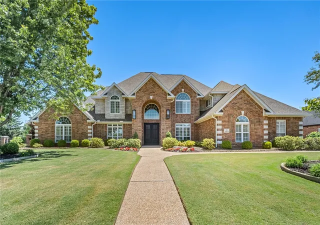 2nd image of 3 S Sherwood Dr, Rogers, AR 72758 | MLS# 1346900