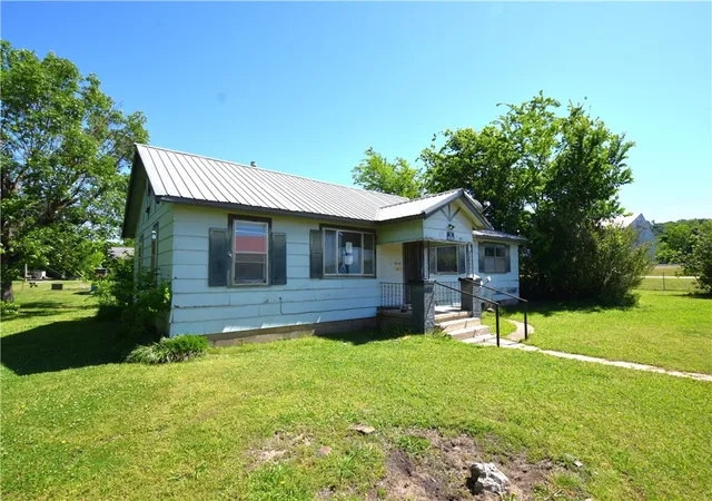 Homes for sale in Stilwell, OK | 13 W Chestnut St, Stilwell, OK 74960 | MLS# 1347297
