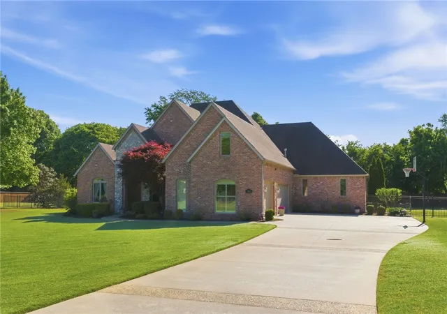 2nd image of 350 Polo Dr, Fayetteville, AR 72703 | MLS# 1345294