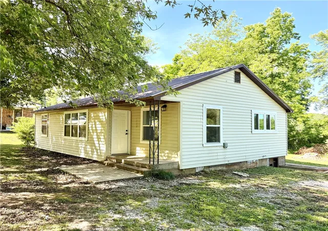 1st image of 306 S Parrott Dr, Huntsville, AR 72740 | MLS# 1347242