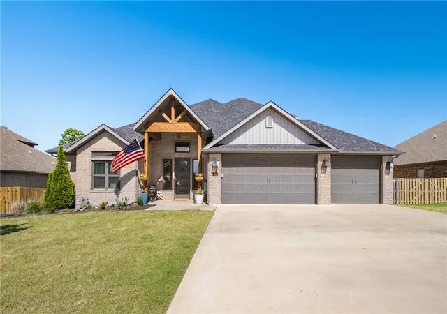Homes for sale in Elm Springs, AR | 702 E Valley Ln, Elm Springs, AR 72762 | MLS# 1347327