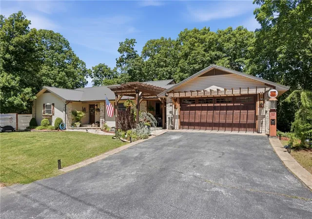 Homes for sale in Holiday Island, AR | 11 Country Club Dr, Holiday Island, AR 72631 | MLS# 1346967