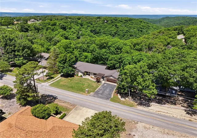 Homes for sale in Holiday Island, AR | 11 Country Club Dr, Holiday Island, AR 72631 | MLS# 1346967