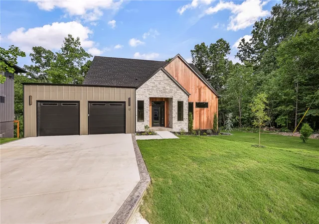Photo 1 of Sale Pending at 13 Hermitage Ln, Bella Vista, AR 72715 | MLS# 1347016 | Listing updated on 2026-07-13