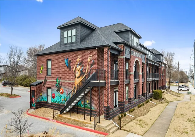 2nd image of 1115 N Leverett Ave #303, Fayetteville, AR 72703 | MLS# 1347905