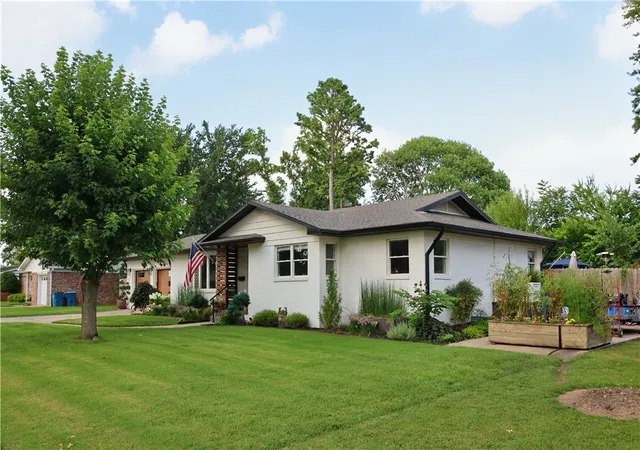 Homes for sale in Bentonville, AR | 404 Nw H St, Bentonville, AR 72712 | MLS# 1347914