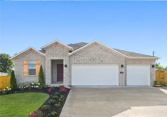 Photo 1 of Sale Pending at 1032 Pepperwood Dr, Prairie Grove, AR 72753 | MLS# 1348008 | Listing updated on 2026-09-25