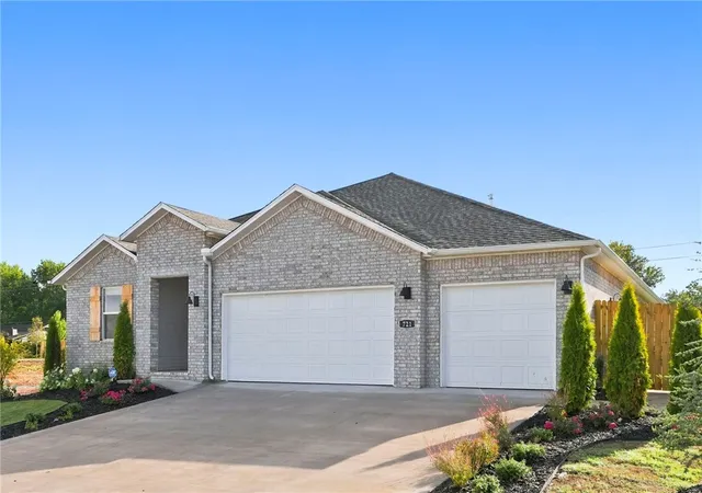 Photo 2 of Sale Pending at 1032 Pepperwood Dr, Prairie Grove, AR 72753 | MLS# 1348008 | Listing updated on 2026-09-25