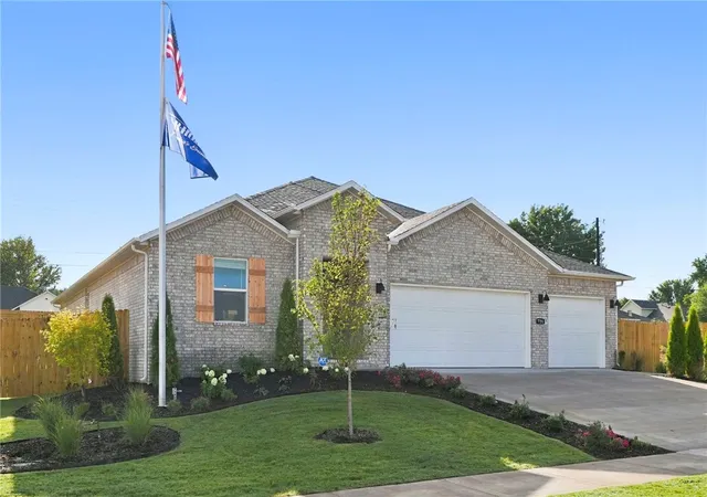 Photo 3 of Sale Pending at 1032 Pepperwood Dr, Prairie Grove, AR 72753 | MLS# 1348008 | Listing updated on 2026-09-25