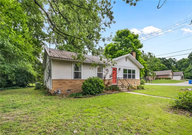 Homes for sale in Fayetteville, AR | 2110 W Holly St, Fayetteville, AR 72703 | MLS# 1348089