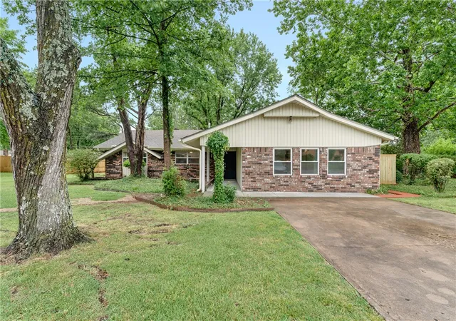 Photo 1 of Sale Pending at 1716 E Rolling Hills Dr, Fayetteville, AR 72703 | MLS# 1347991 | Listing updated on 2026-07-01